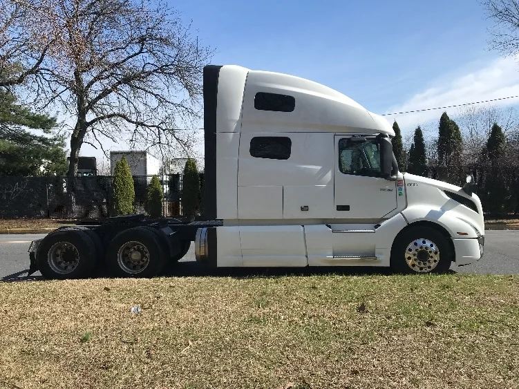 2022 Volvo VNL 760 - image 8