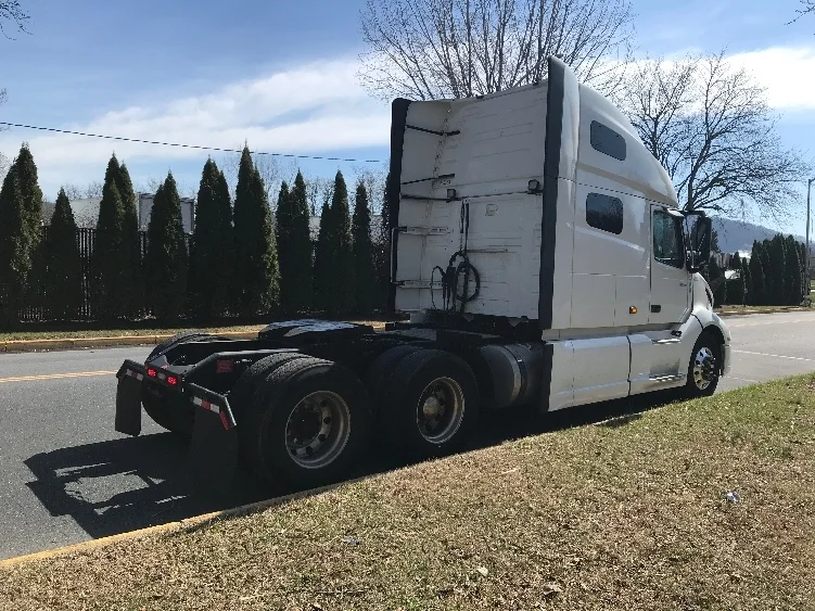 2022 Volvo VNL 760 - image 7