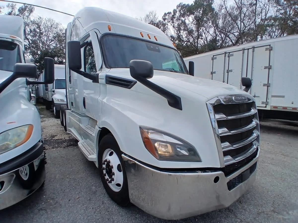2020 Freightliner Cascadia in Jacksonville, FL — photo 3