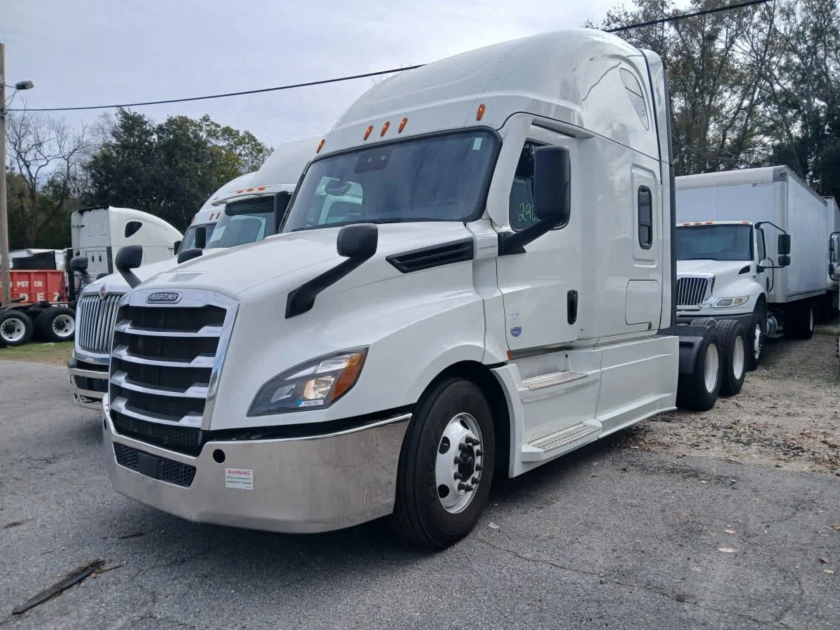 2020 Freightliner Cascadia in Jacksonville, FL — photo 2