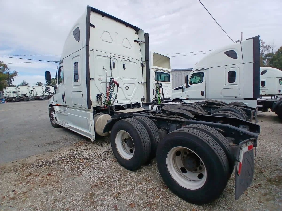 2020 Freightliner Cascadia in Jacksonville, FL — photo 6