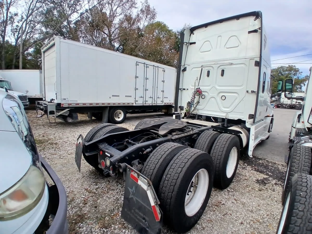 2020 Freightliner Cascadia in Jacksonville, FL — photo 4