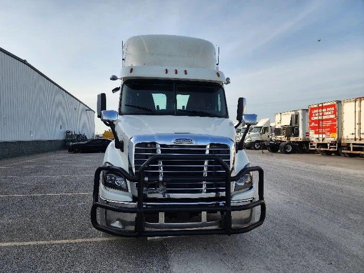 2018 Freightliner Cascadia - image 2