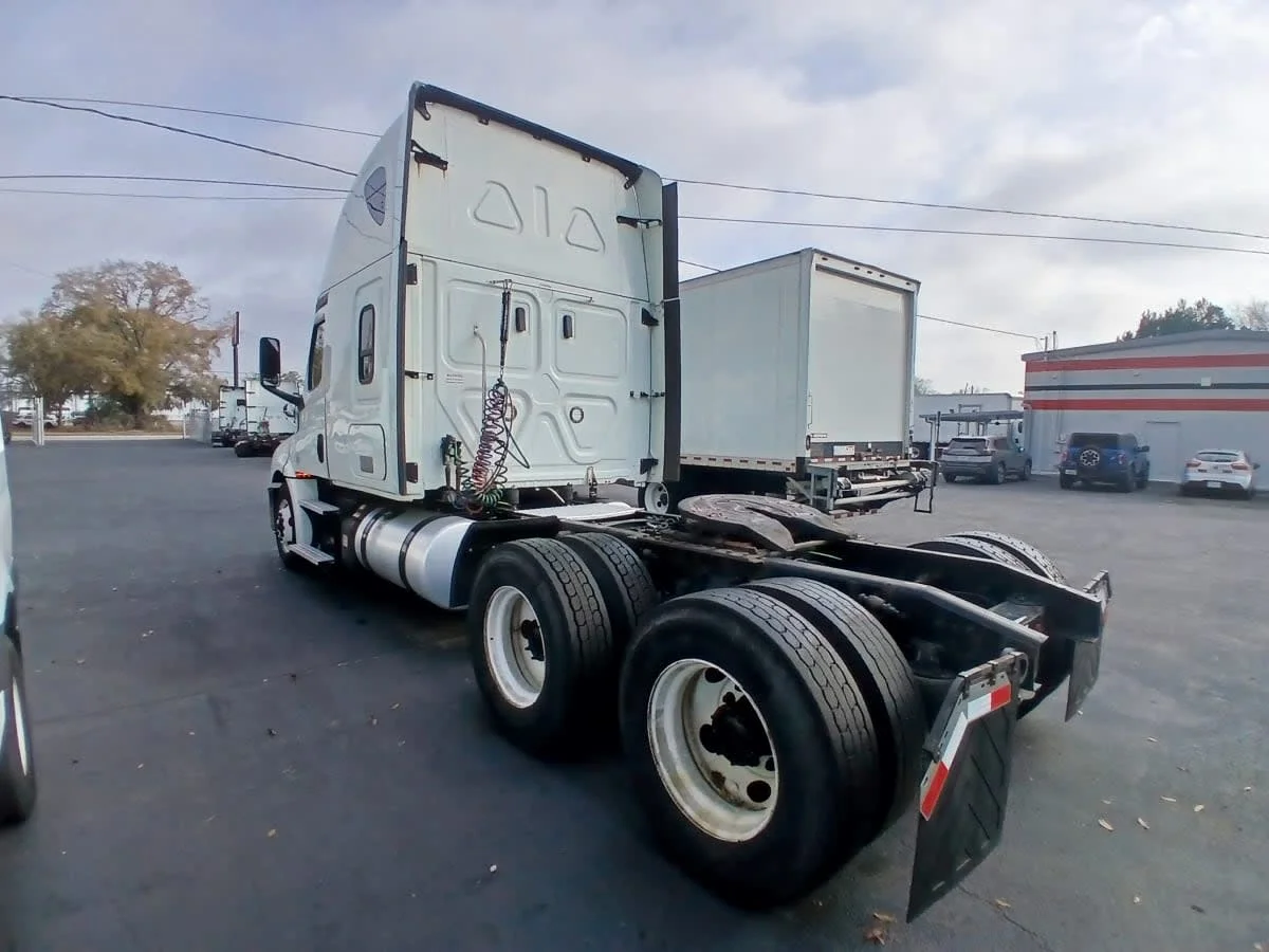 2020 Freightliner Cascadia in Jacksonville, FL — photo 6