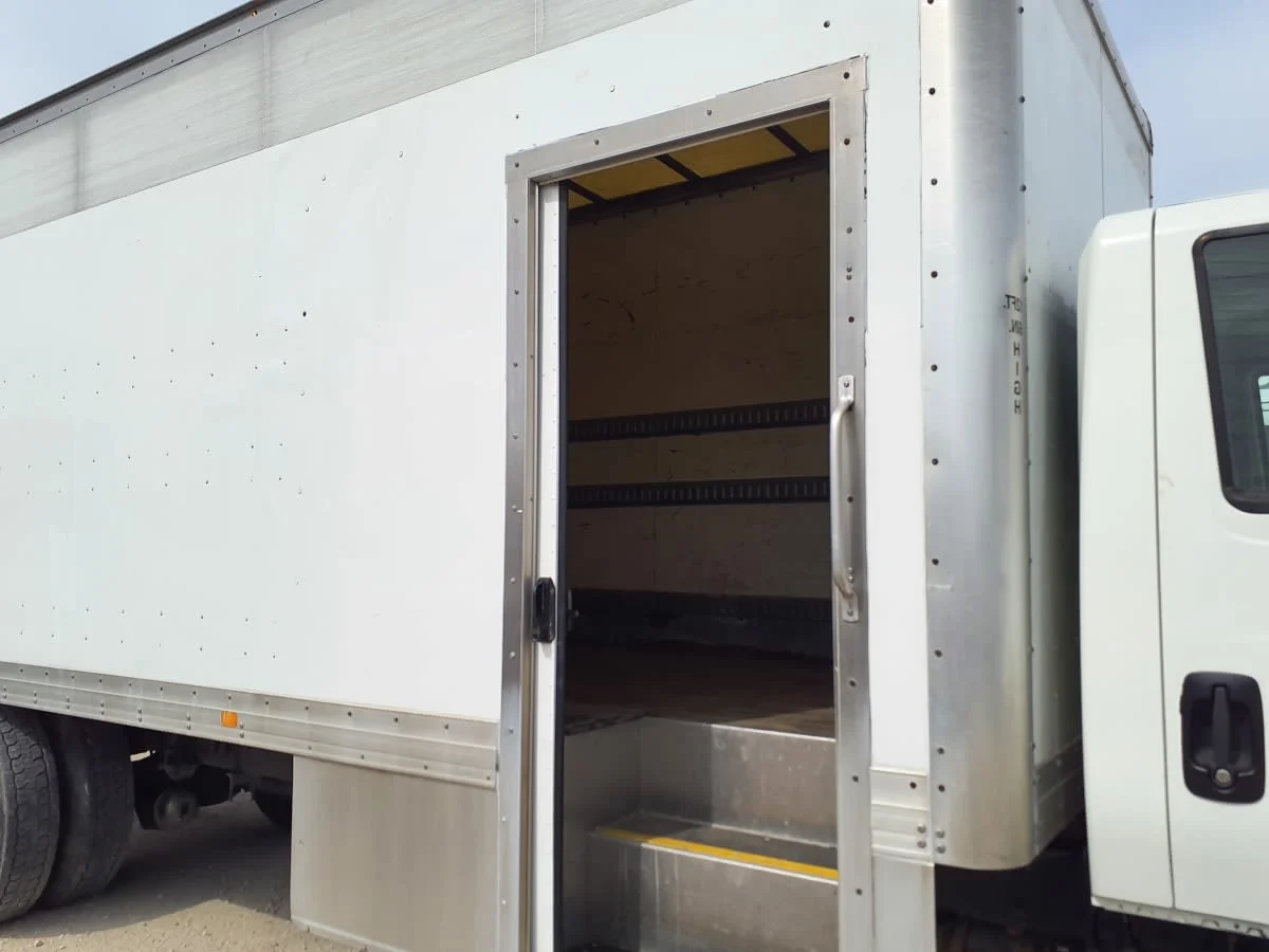 2018 International 4300 - image 11