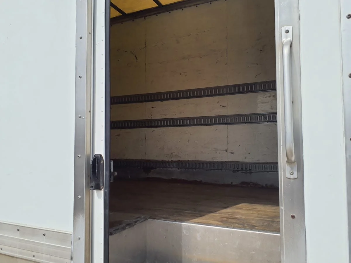 2018 International 4300 - image 10