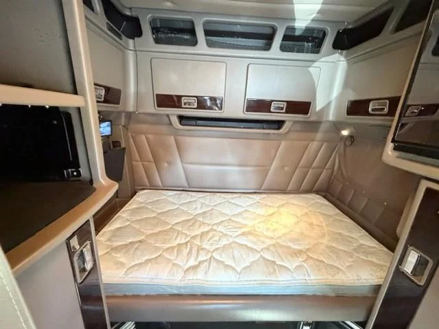 2023 Peterbilt 389 — photo 14