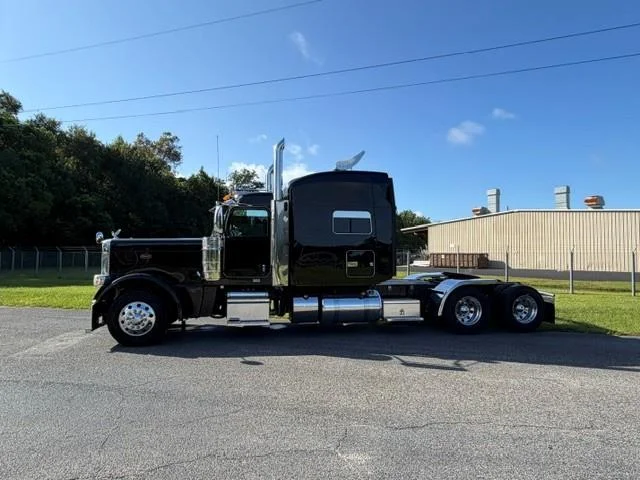 2023 Peterbilt 389 — photo 4