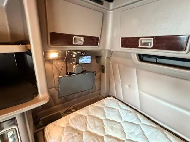 2023 Peterbilt 389 — photo 15