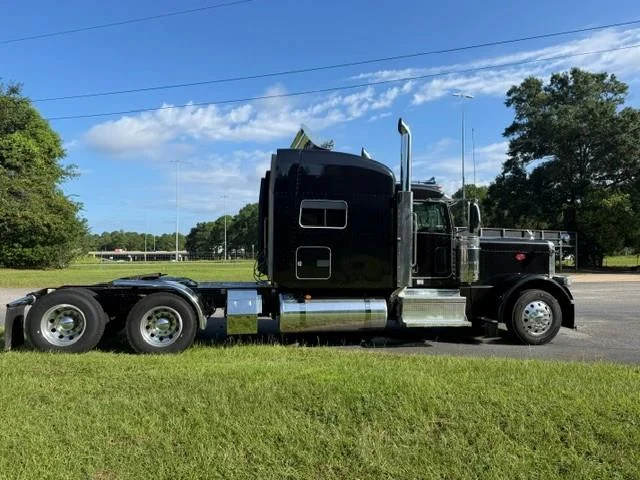 2023 Peterbilt 389 — photo 8
