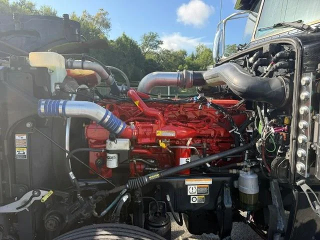 2023 Peterbilt 389 — photo 9