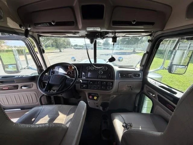2023 Peterbilt 389 — photo 10