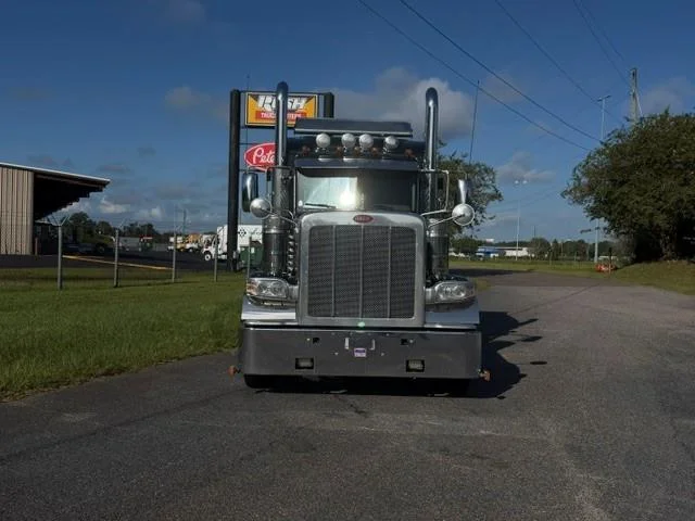 2023 Peterbilt 389 — photo 3