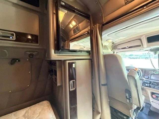 2023 Peterbilt 389 — photo 13