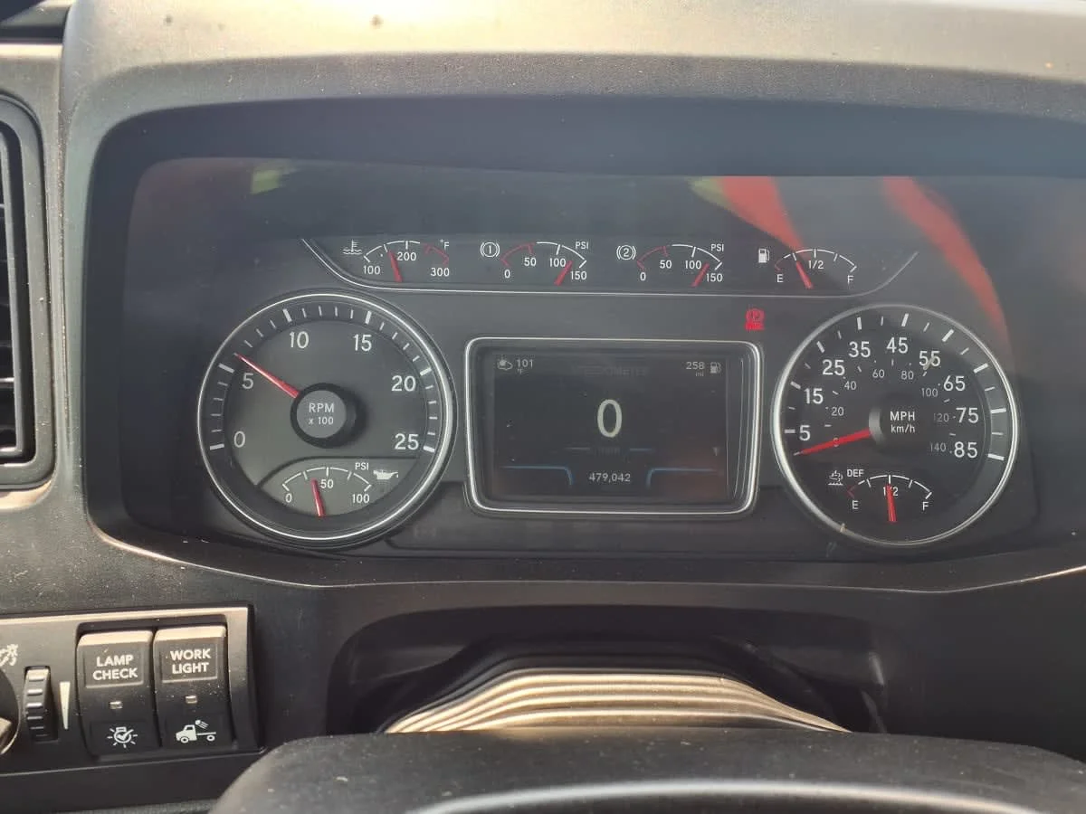 2019 International LT in Cleveland, OH — photo 12