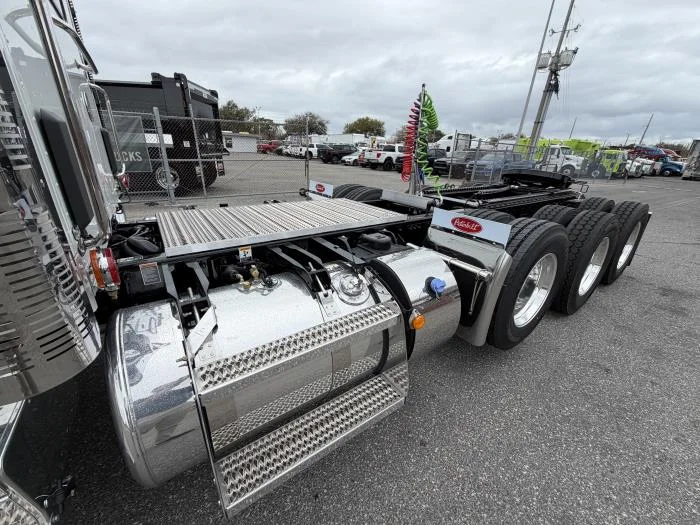 2027 Peterbilt 589 - image 10