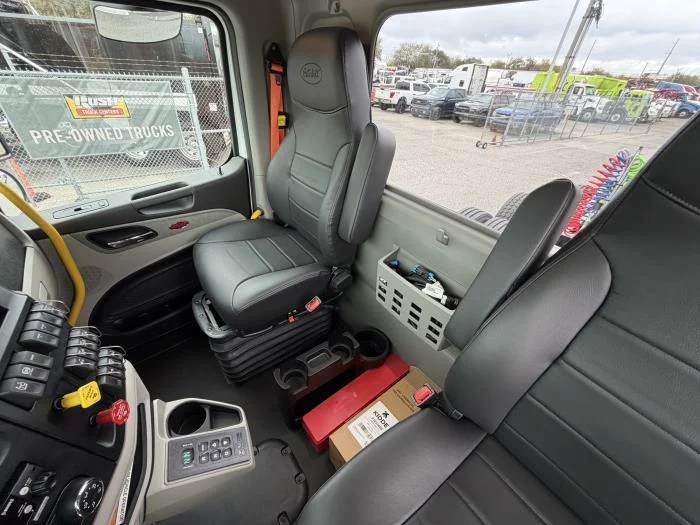 2027 Peterbilt 589 - image 18
