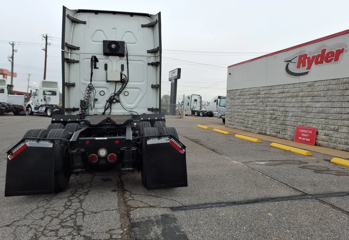 2020 Freightliner Cascadia - image 5