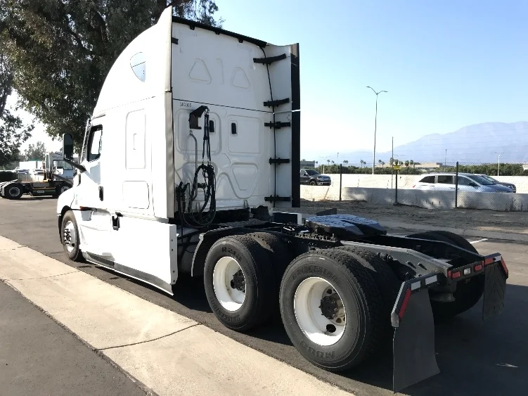 2021 Freightliner Cascadia - image 5