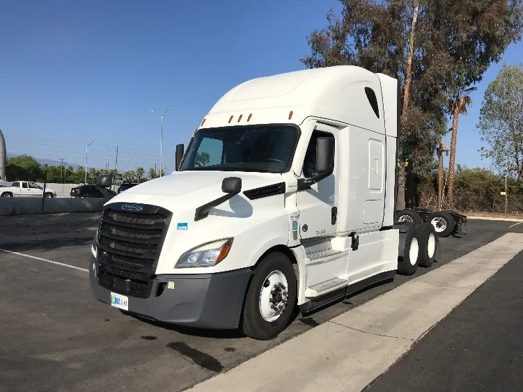 2021 Freightliner Cascadia - image 3