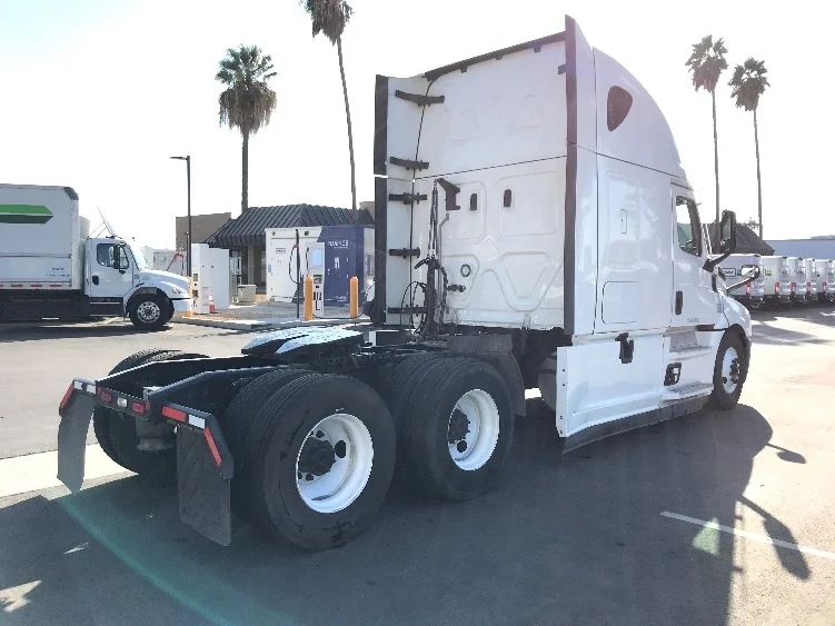 2021 Freightliner Cascadia - image 7