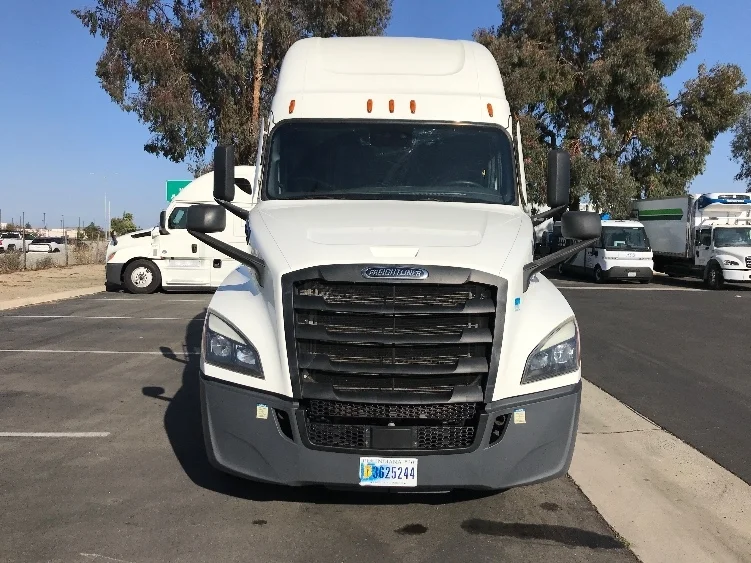 2021 Freightliner Cascadia - image 2