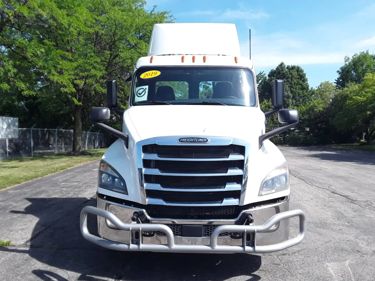 2019 Freightliner Cascadia in Hilliard, OH — photo 2