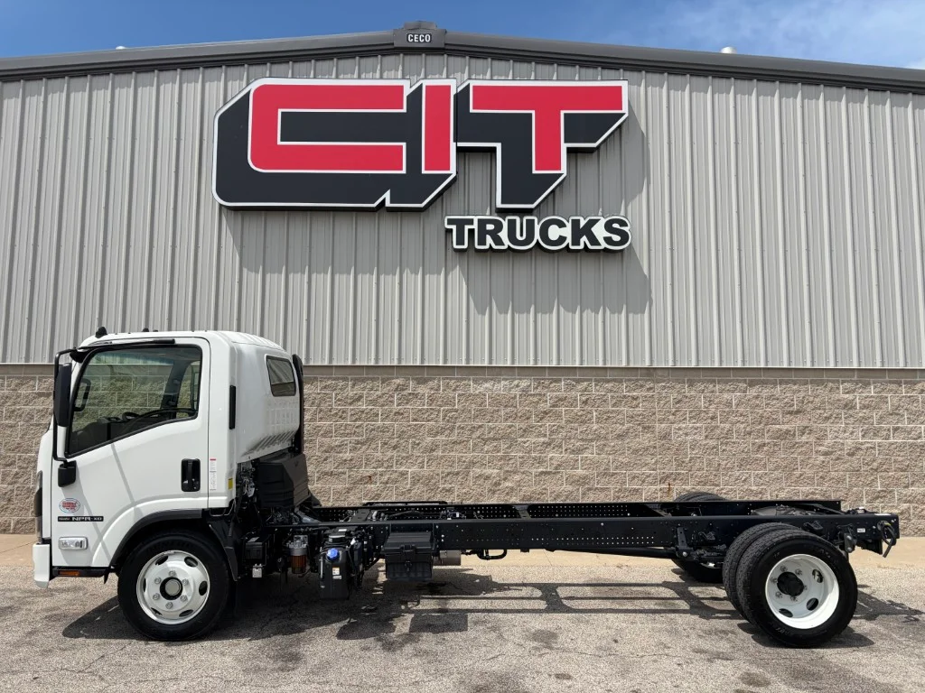 2025 Isuzu NPR in Morton, IL — photo 4