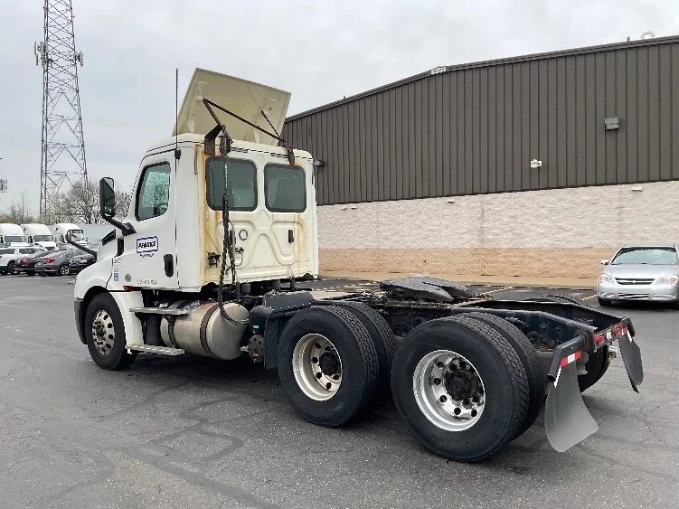 2019 Freightliner Cascadia in Akron, OH — photo 5