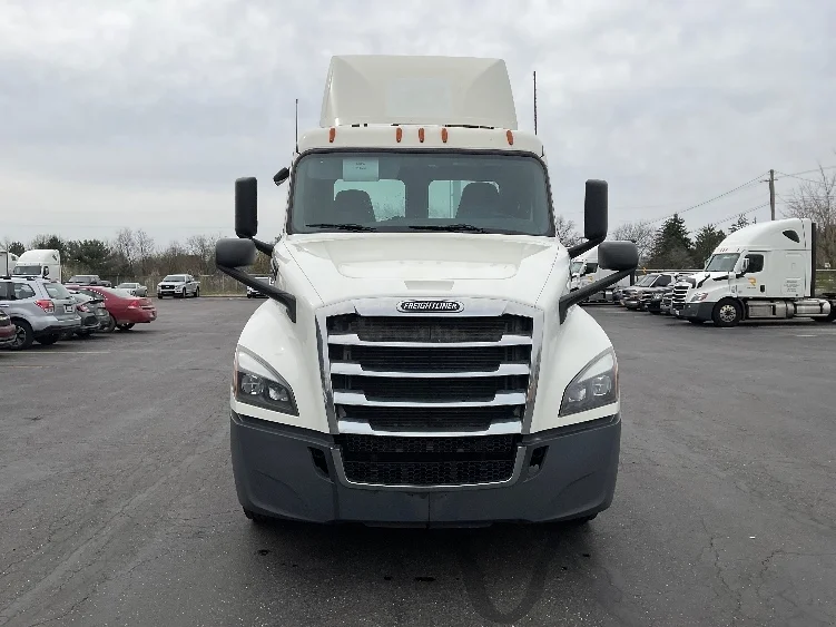 2019 Freightliner Cascadia in Akron, OH — photo 2