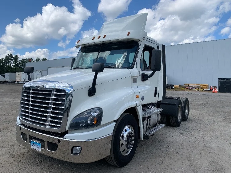 2019 Freightliner Cascadia - image 3
