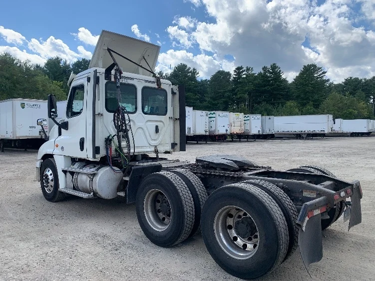 2019 Freightliner Cascadia - image 5