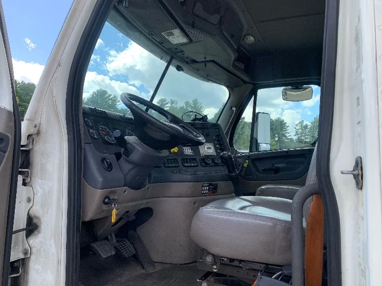 2019 Freightliner Cascadia - image 9