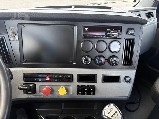 2021 Freightliner Cascadia in MN — photo 13
