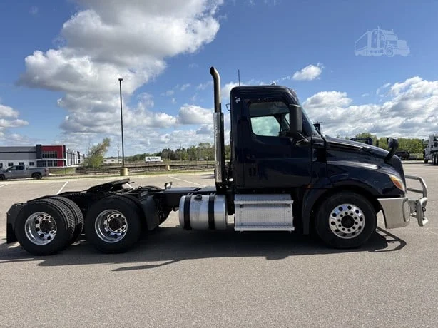 2021 Freightliner Cascadia in MN — photo 5