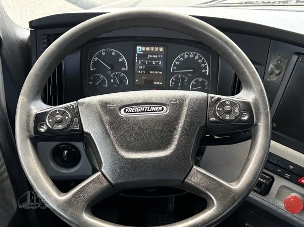 2021 Freightliner Cascadia in MN — photo 16