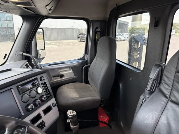 2021 Freightliner Cascadia in MN — photo 18