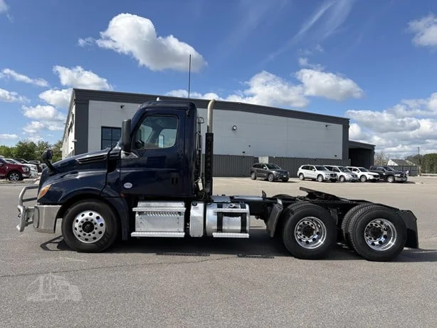 2021 Freightliner Cascadia in MN — photo 3