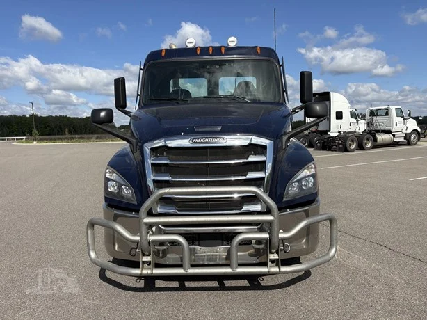 2021 Freightliner Cascadia in MN — photo 4