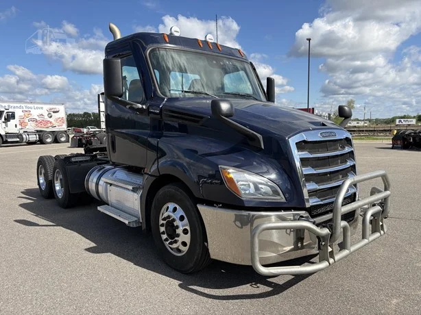 2021 Freightliner Cascadia in MN — photo 2