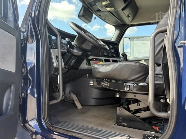 2021 Freightliner Cascadia in MN — photo 17
