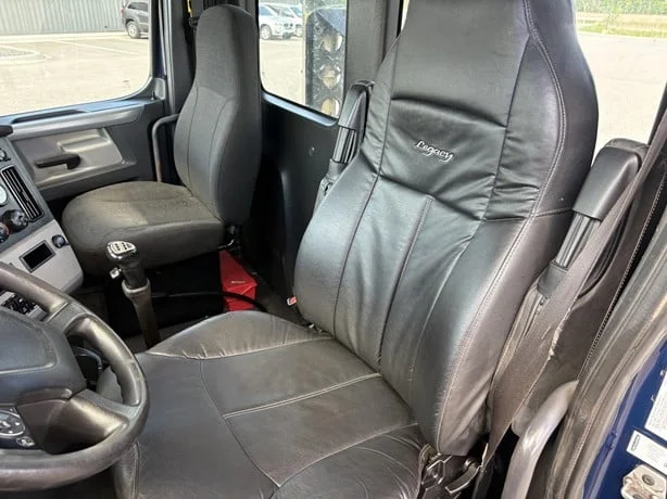 2021 Freightliner Cascadia in MN — photo 19