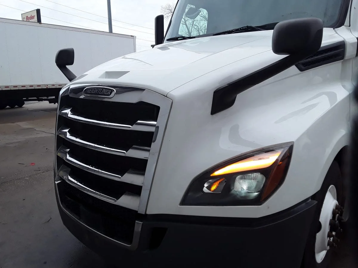 2020 Freightliner Cascadia - image 2