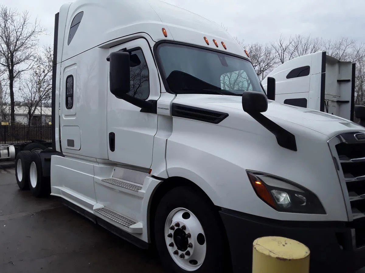 2020 Freightliner Cascadia - image 3