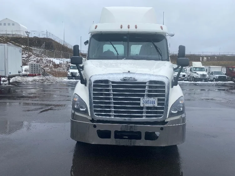 2017 Freightliner Cascadia - image 2