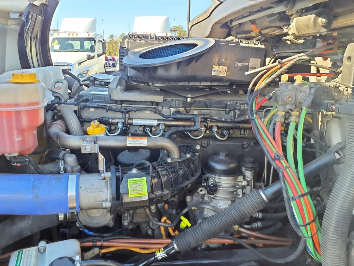 2021 Freightliner Cascadia - image 9