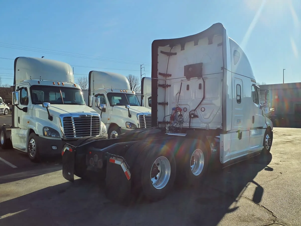 2021 Freightliner Cascadia - image 4
