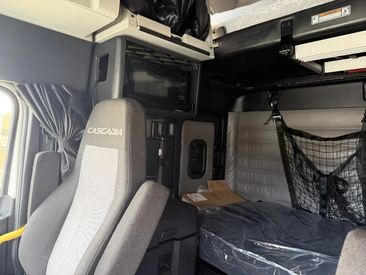 2023 Freightliner Cascadia - image 5