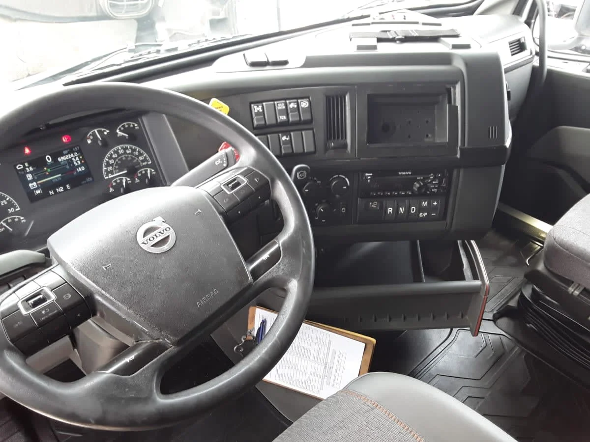2020 Volvo VNR 640 - image 7