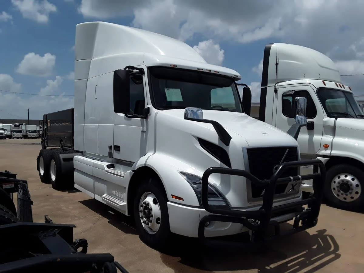 2020 Volvo VNR 640 - image 3